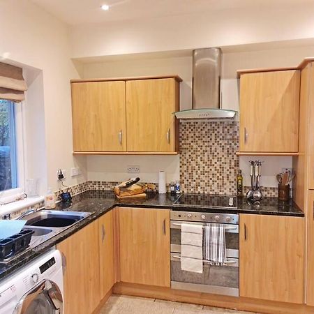 Comfortable 2 Bed Townhouse. Near To Amenities. Apartment Beith Exterior photo