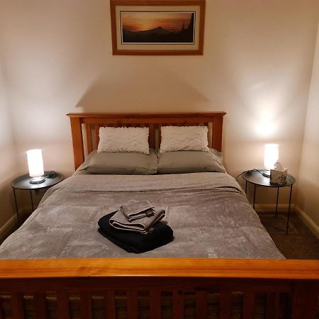 Comfortable 2 Bed Townhouse. Near To Amenities. Apartment Beith Exterior photo