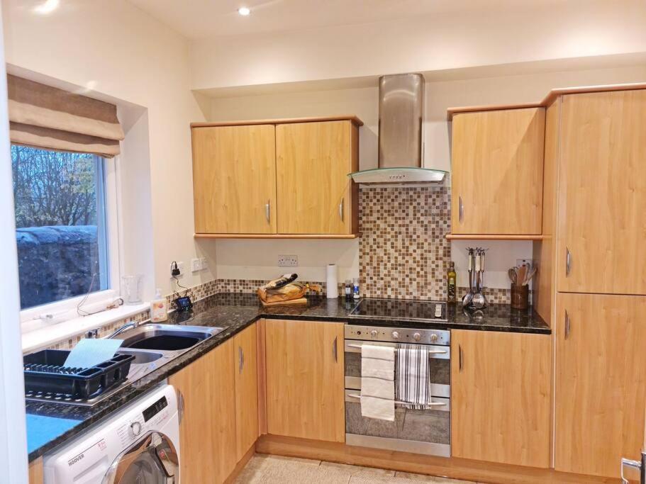 Comfortable 2 Bed Townhouse. Near To Amenities. Apartment Beith Exterior photo